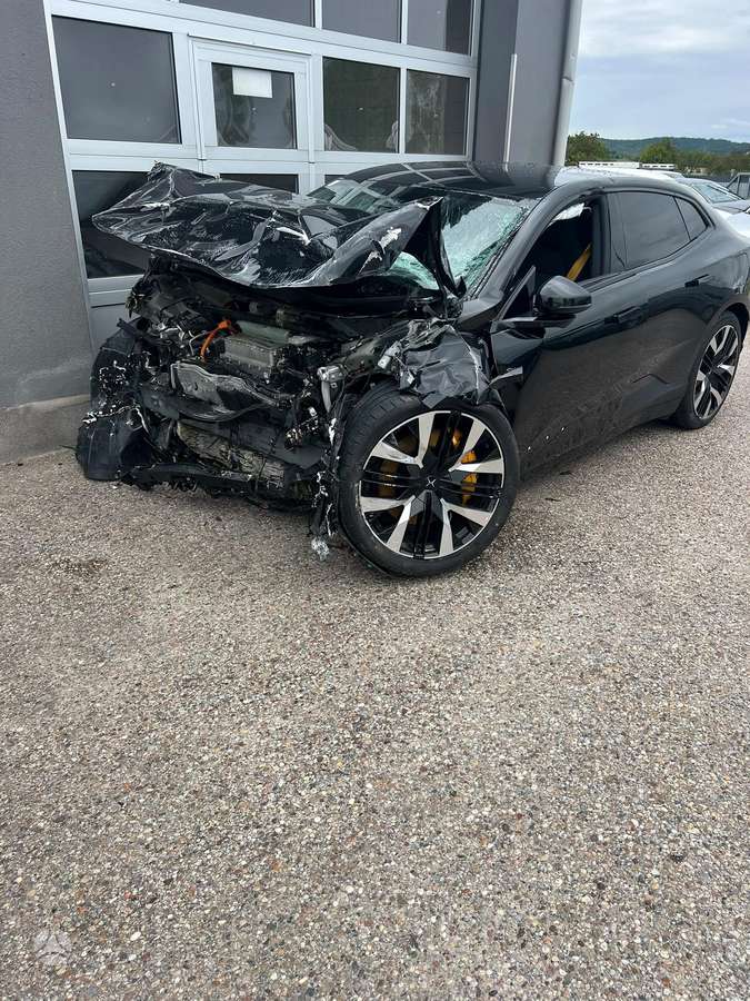 Polestar 4, off-road / crossover