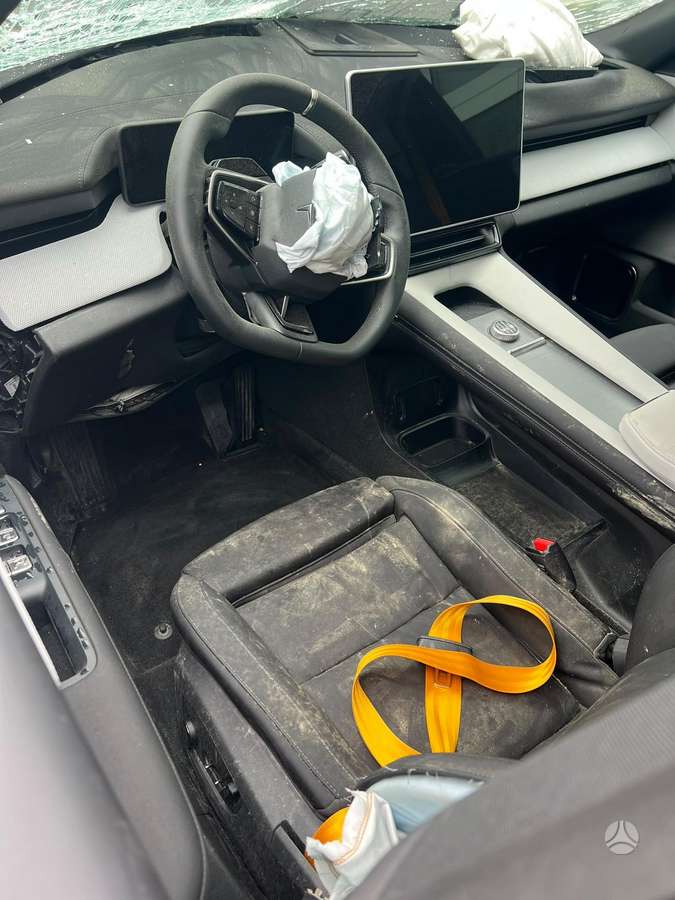Polestar 4, off-road / crossover