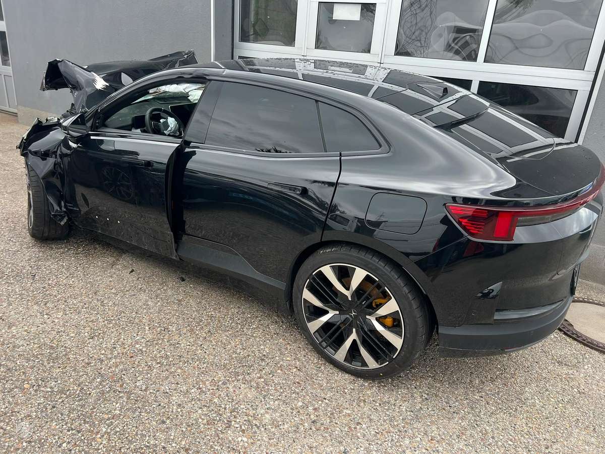 Polestar 4, off-road / crossover