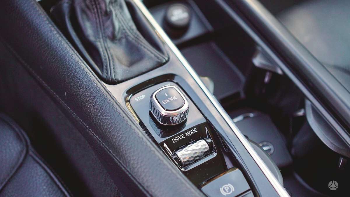 Volvo XC90, 2.0 l., off-road / crossover