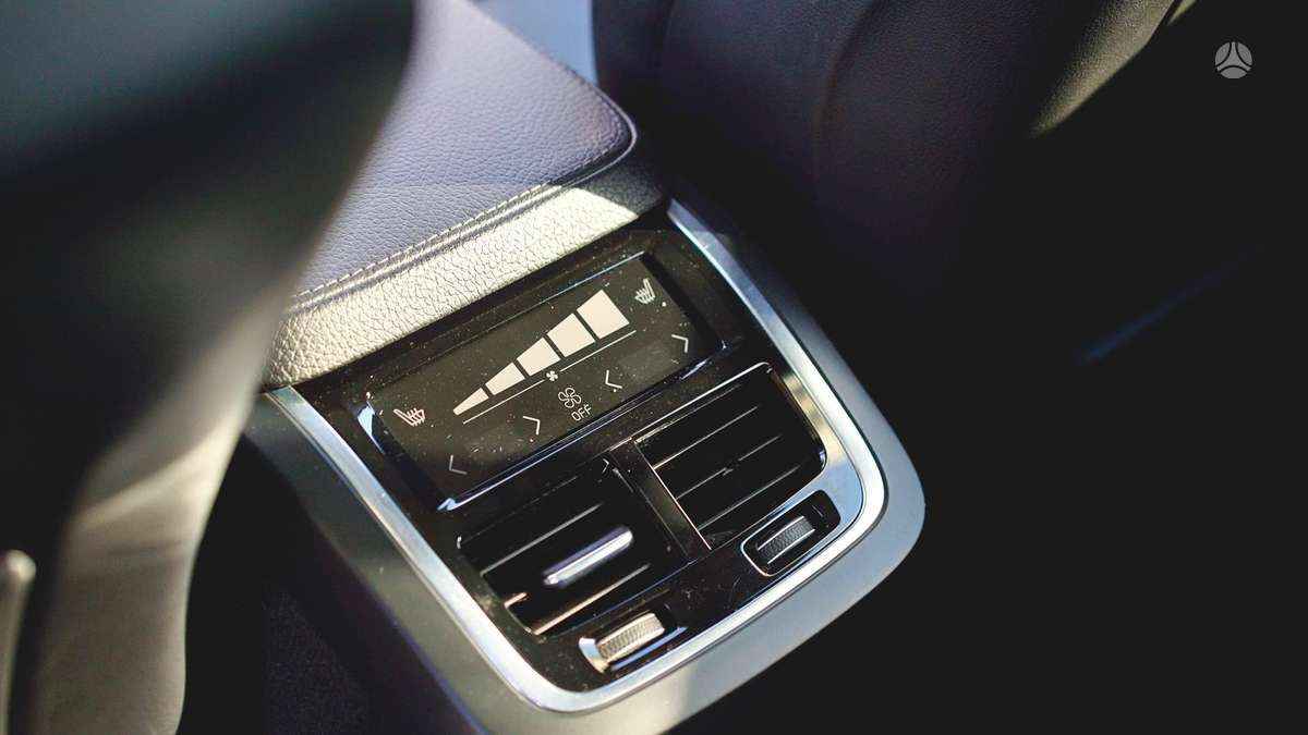 Volvo XC90, 2.0 l., off-road / crossover