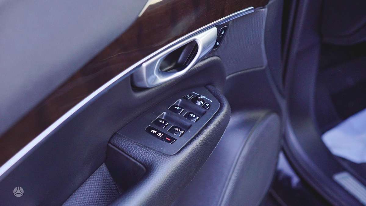 Volvo XC90, 2.0 l., off-road / crossover