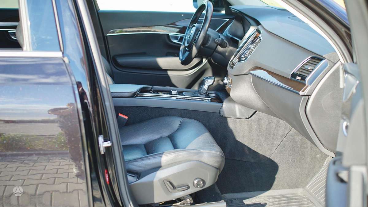Volvo XC90, 2.0 l., off-road / crossover
