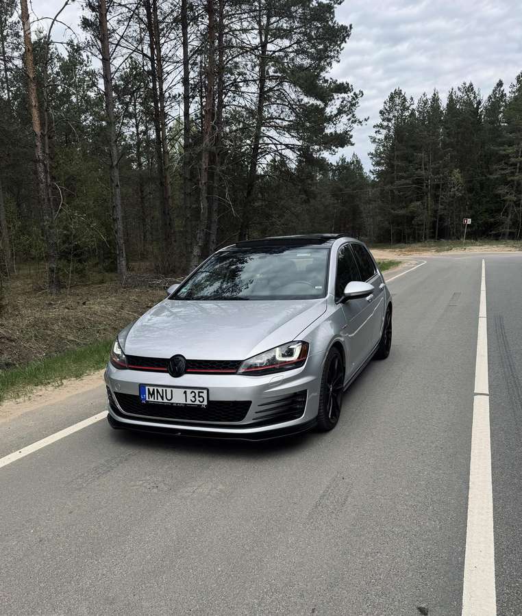 Volkswagen Golf - 1