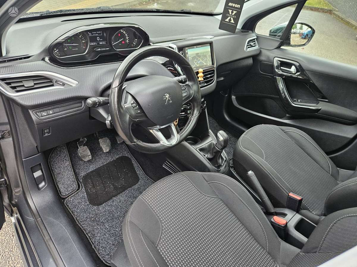 Peugeot 208, 1.2 l., hatchback