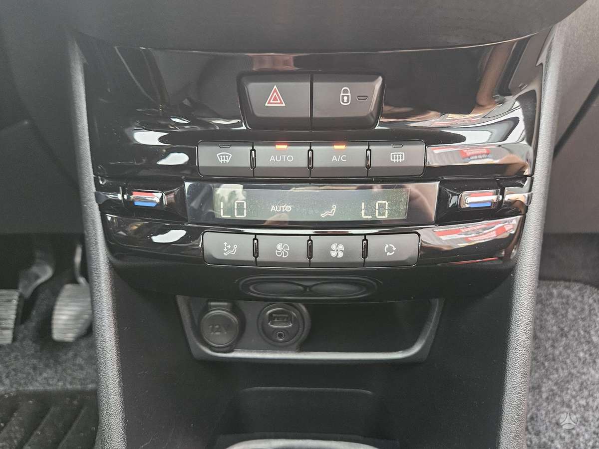 Peugeot 208, 1.2 l., hatchback