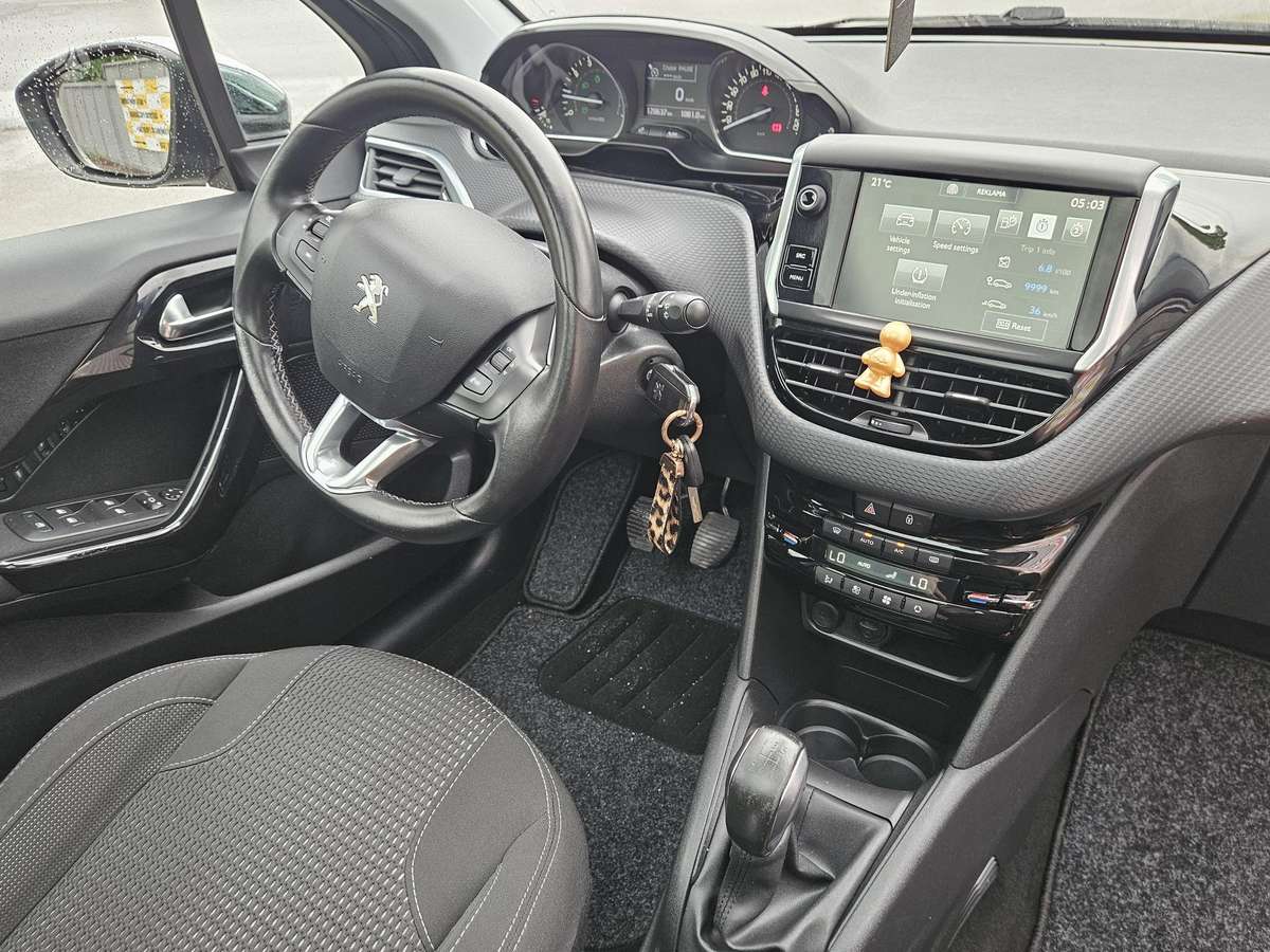 Peugeot 208, 1.2 l., hatchback