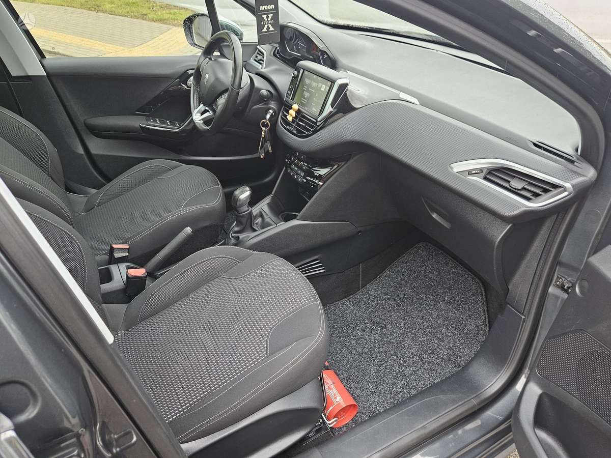 Peugeot 208, 1.2 l., hatchback