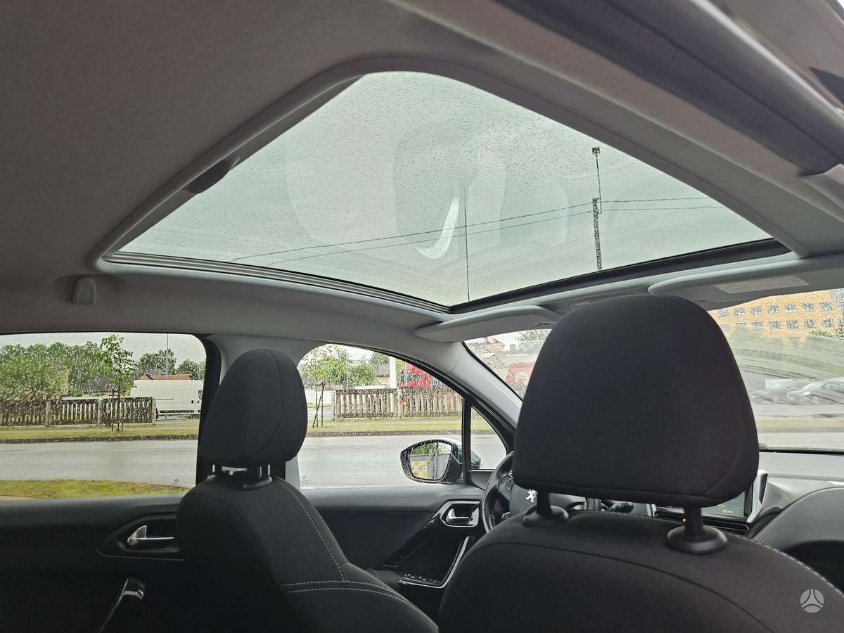 Peugeot 208, 1.2 l., hatchback