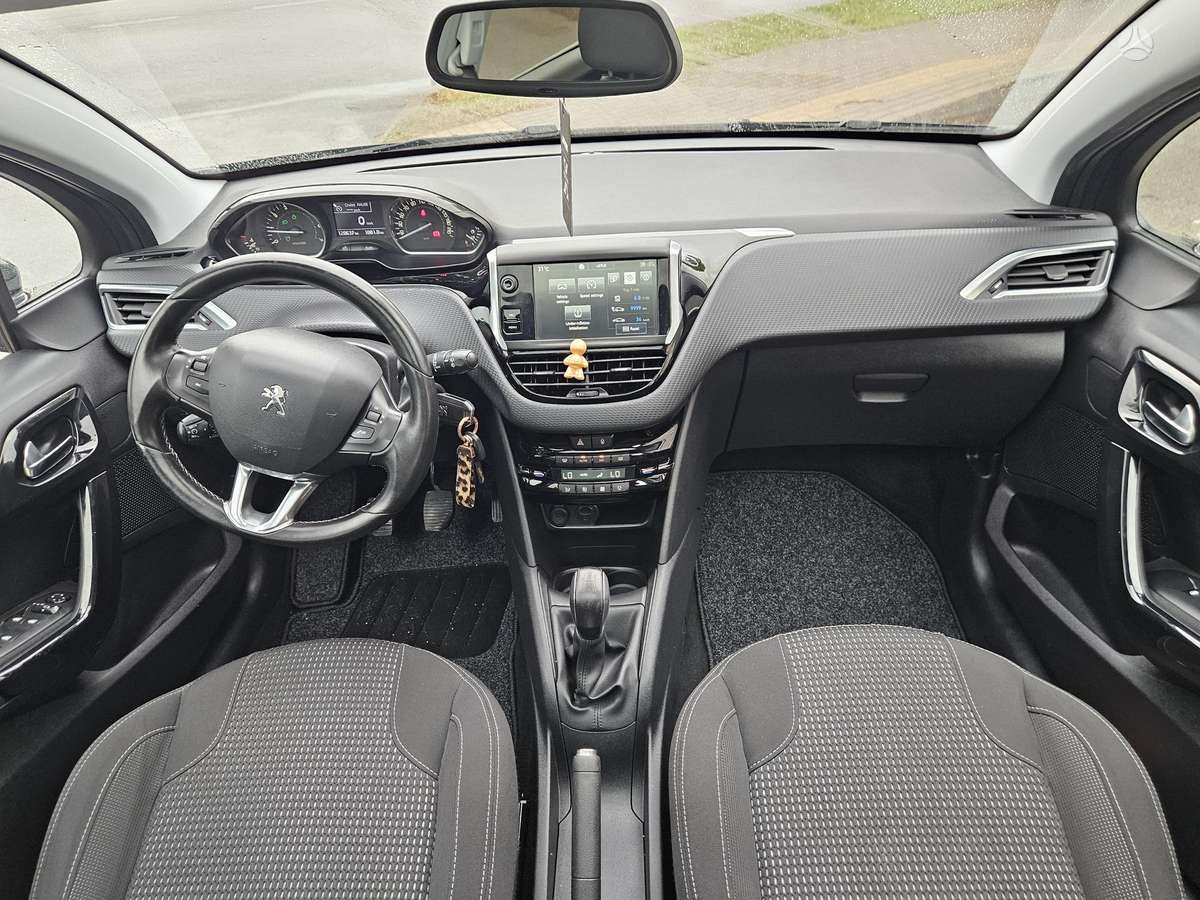 Peugeot 208, 1.2 l., hatchback