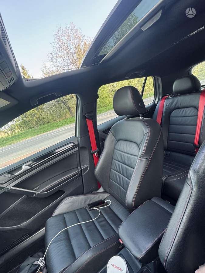 Volkswagen Golf - 10