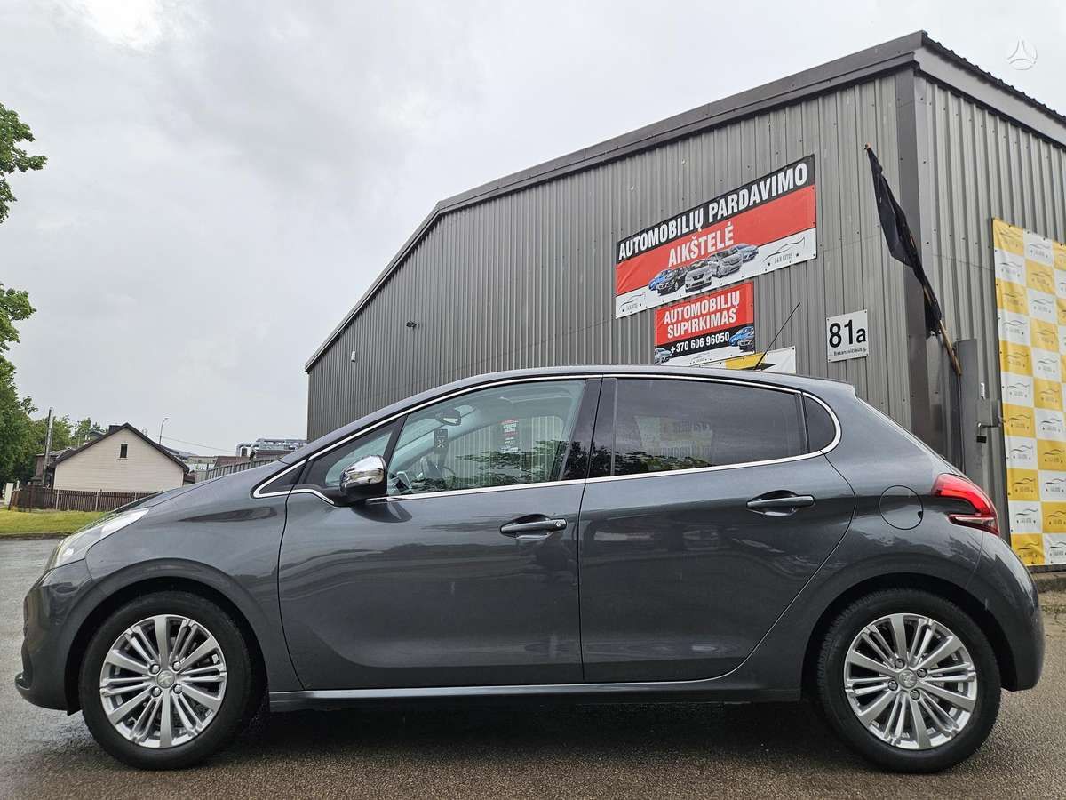 Peugeot 208, 1.2 l., hatchback