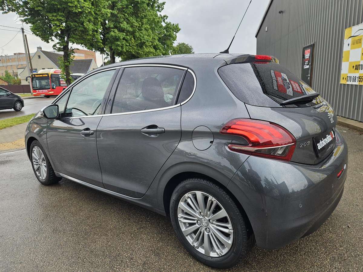 Peugeot 208, 1.2 l., hatchback