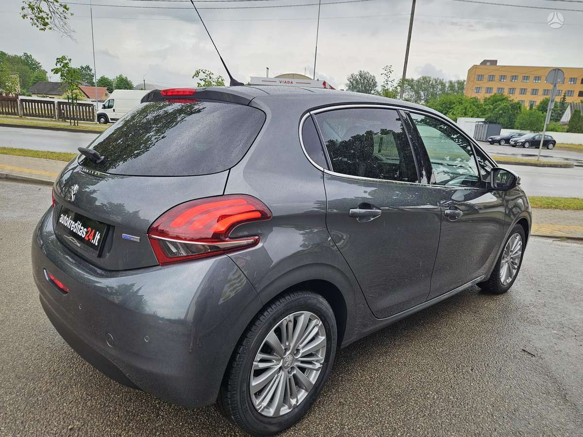 Peugeot 208, 1.2 l., hatchback