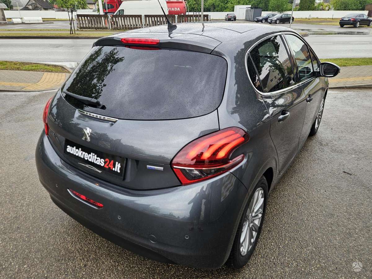Peugeot 208, 1.2 l., hatchback