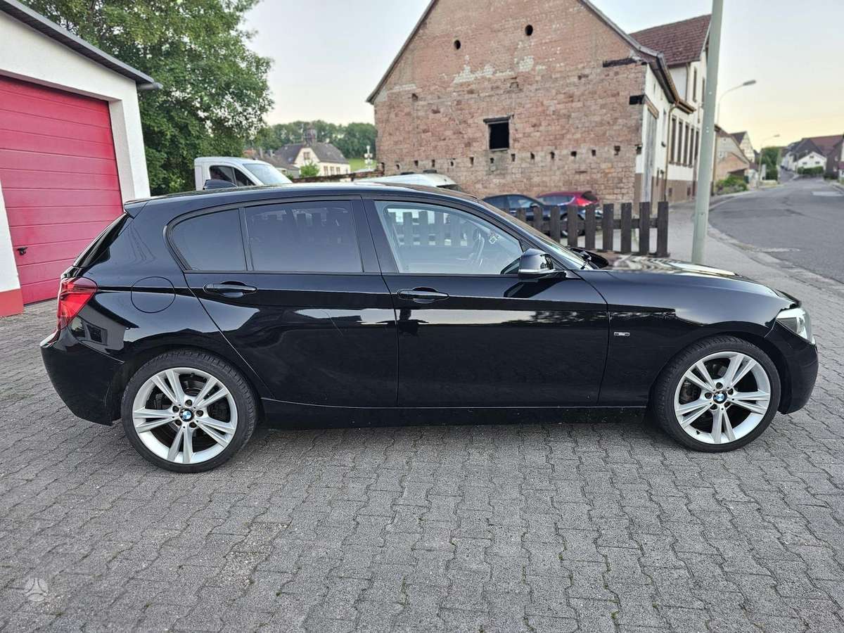 BMW 120, hatchback