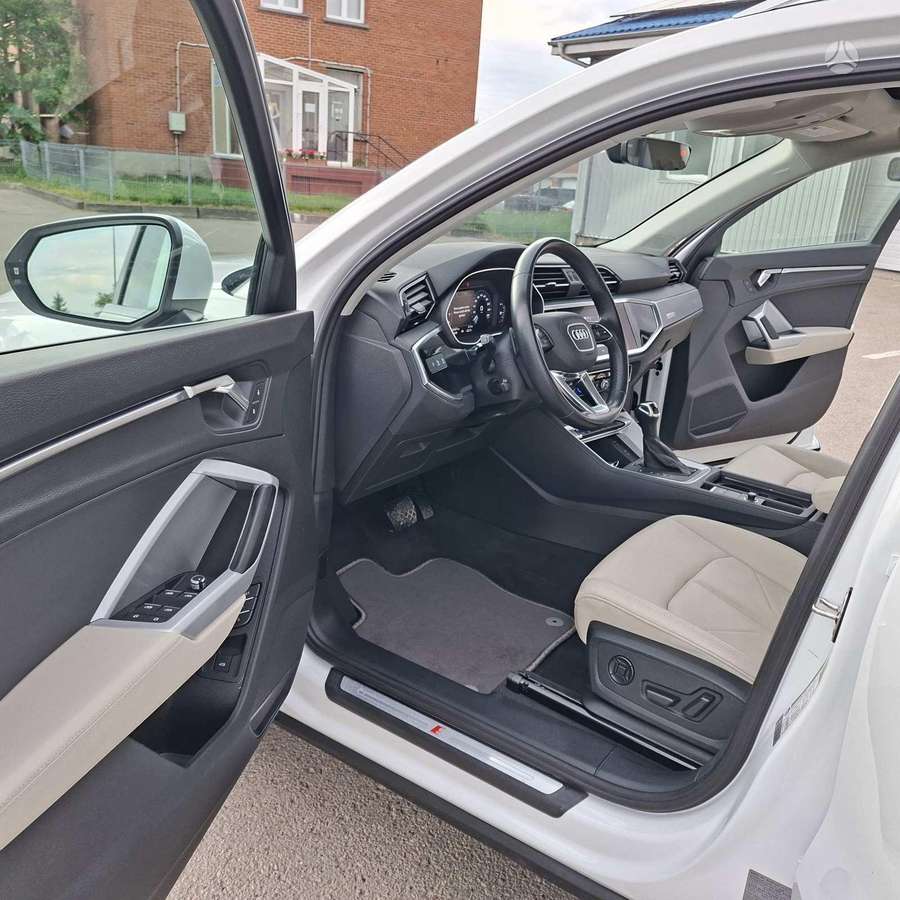 Audi Q3, 2.0 l., Хэтчбек
