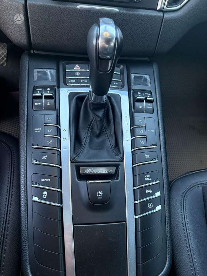 Porsche Macan, 2.0 l., off-road / crossover