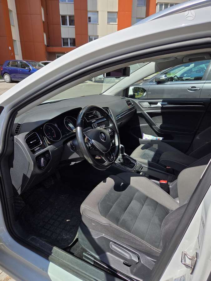 Volkswagen Golf - 8