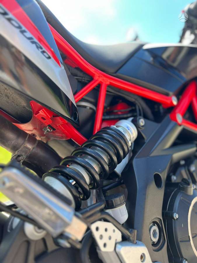 Aprilia Dorsoduro 896cc, supermoto