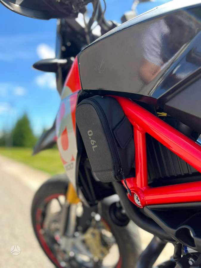 Aprilia Dorsoduro 896cc, supermoto