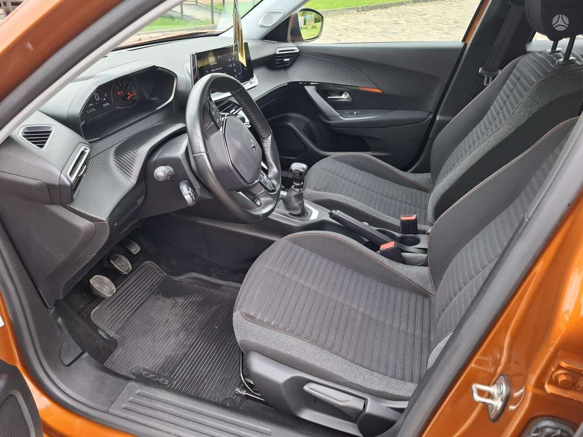 Peugeot 2008, 1.2 l., hatchback