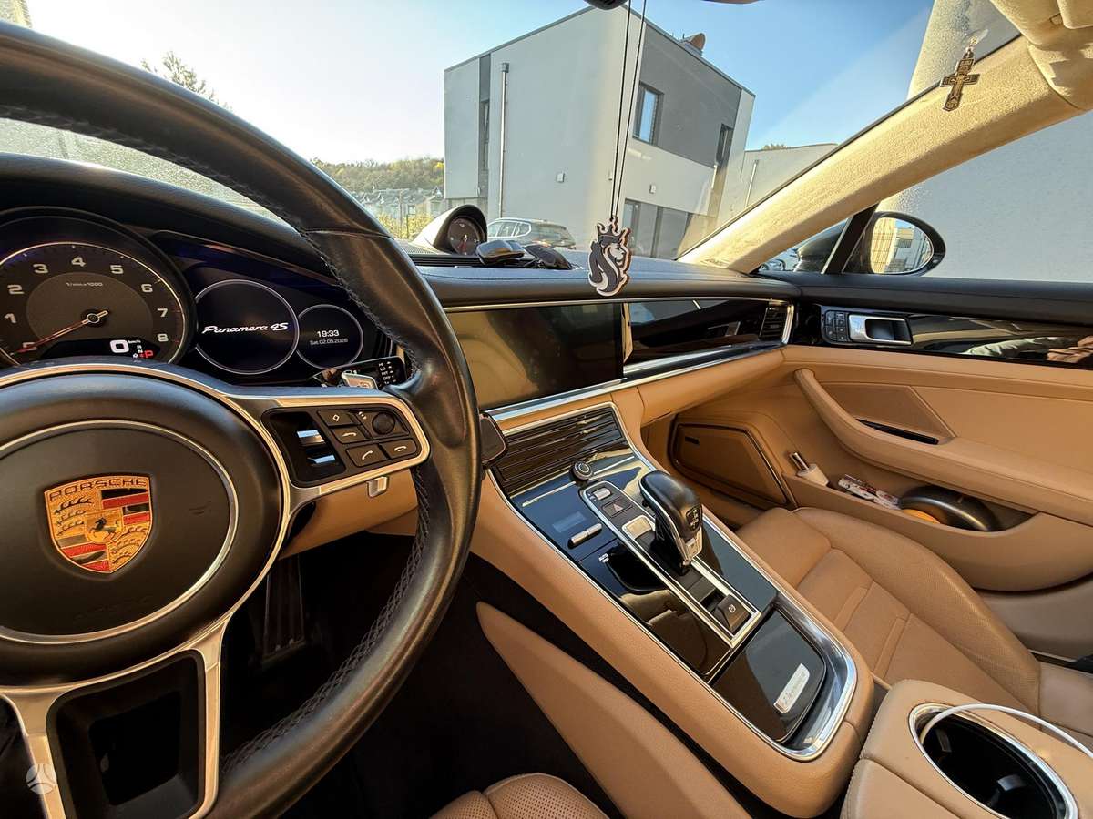 Porsche Panamera - 3