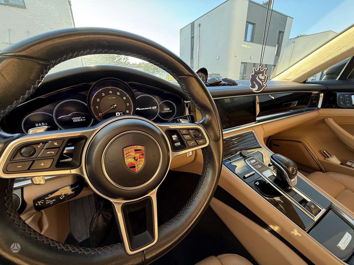 Porsche Panamera - 4