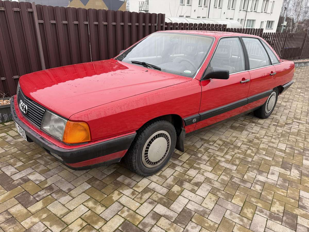 Audi 100, Седан
