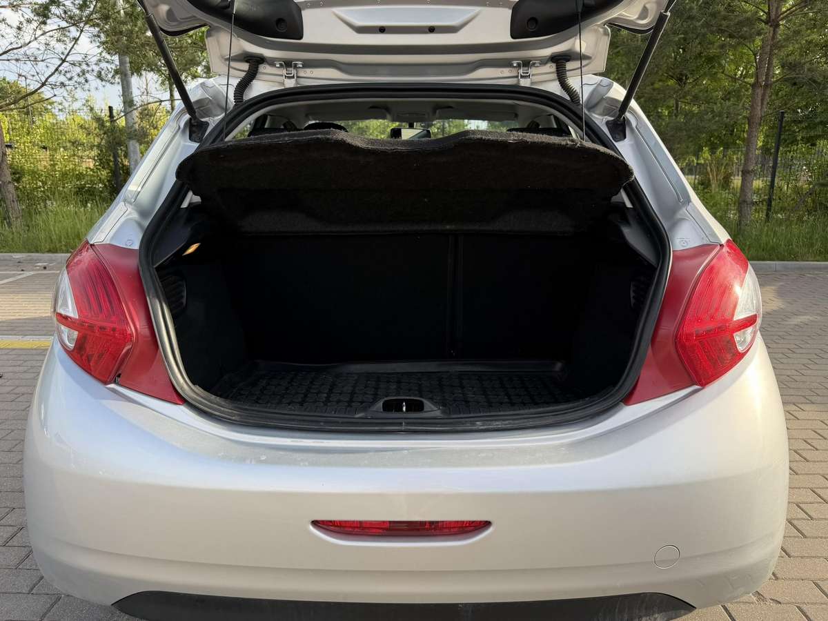 Peugeot 208, 1.2 l., hatchback