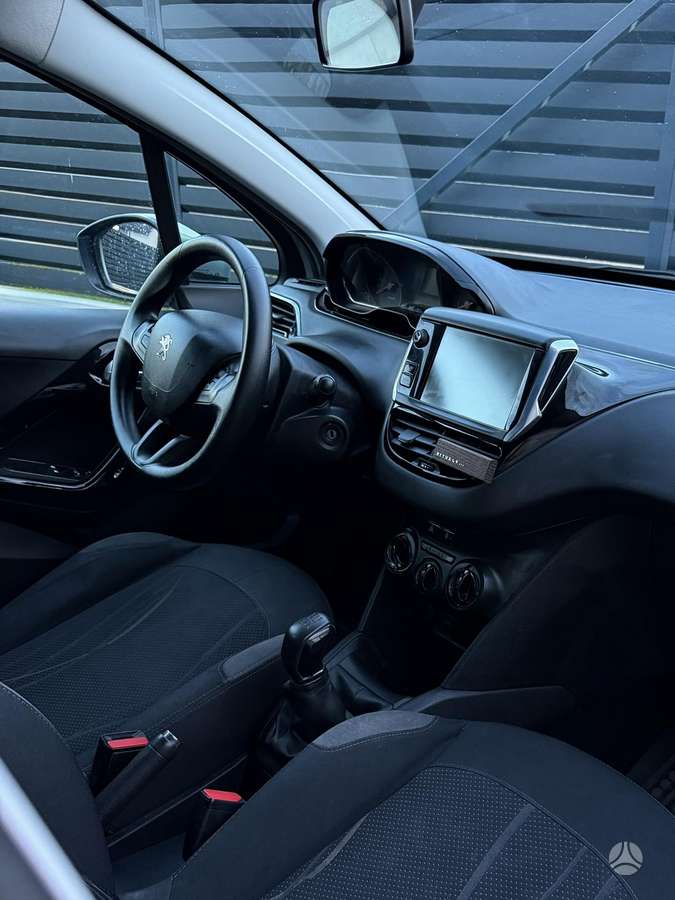Peugeot 208, 1.2 l., hatchback