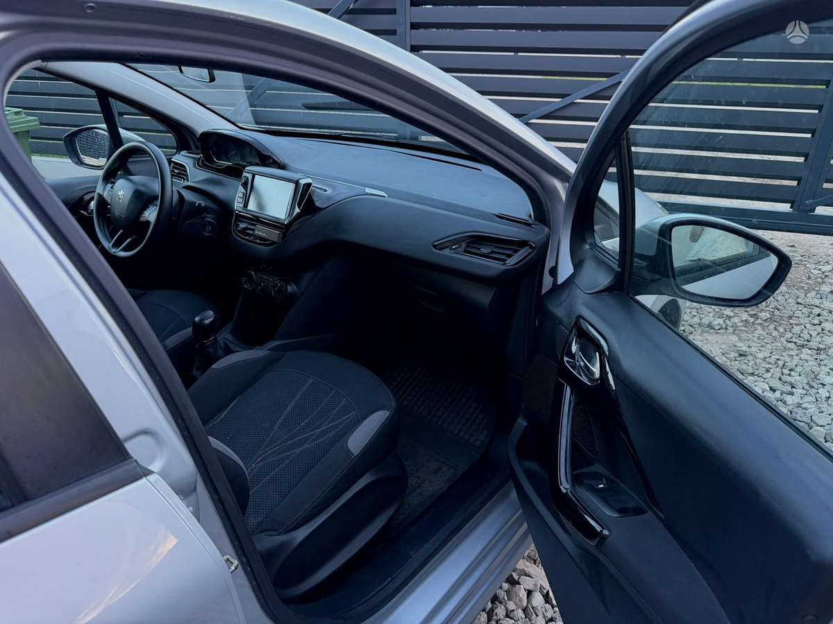 Peugeot 208, 1.2 l., hatchback
