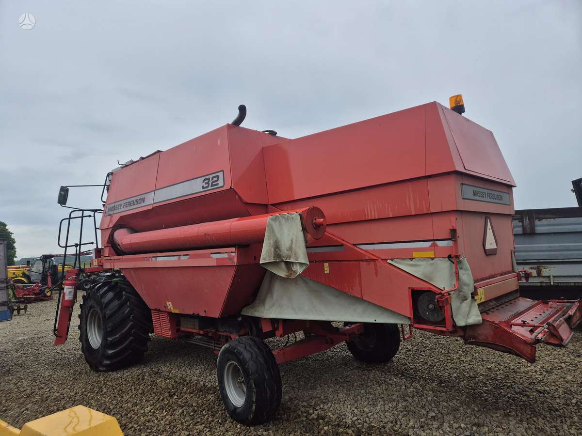 Massey Ferguson 32, combine harvesters