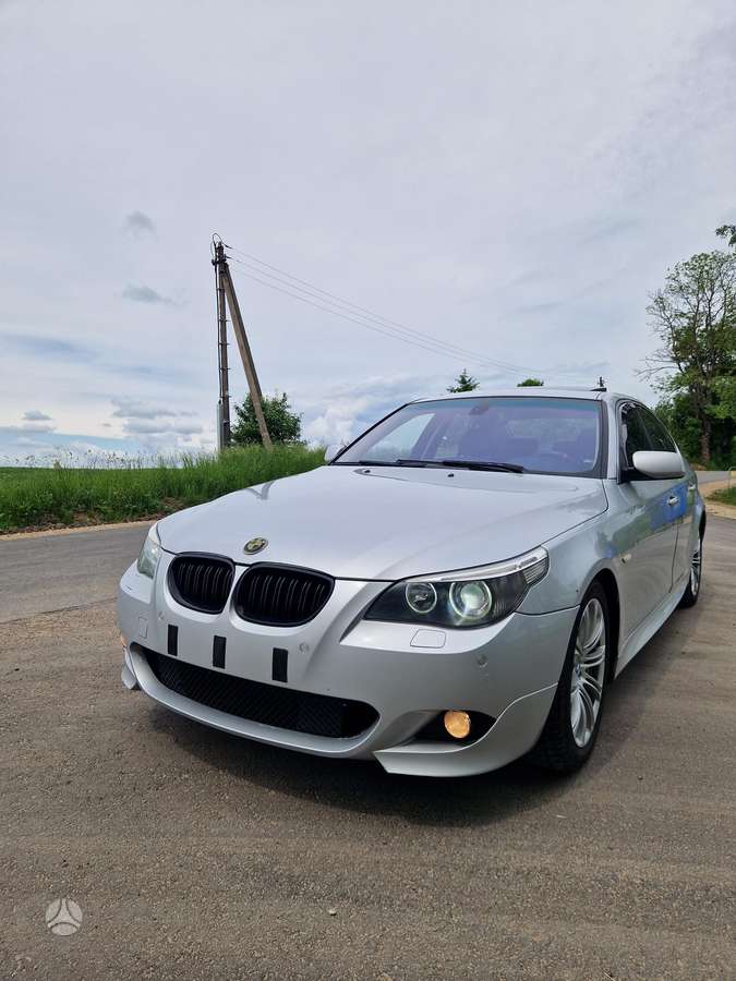 BMW 520, saloon / sedan