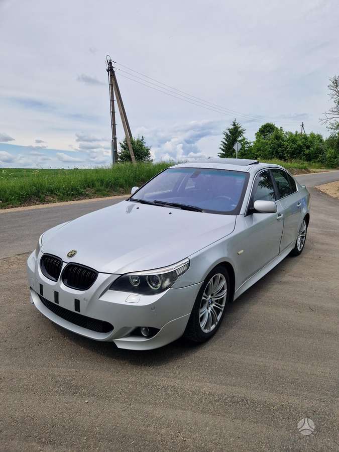BMW 520, Седан
