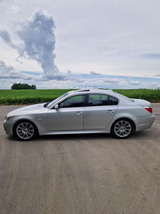 BMW 520, Седан