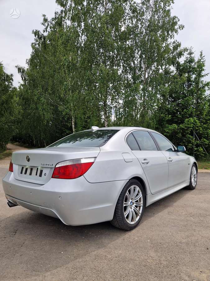 BMW 520, saloon / sedan