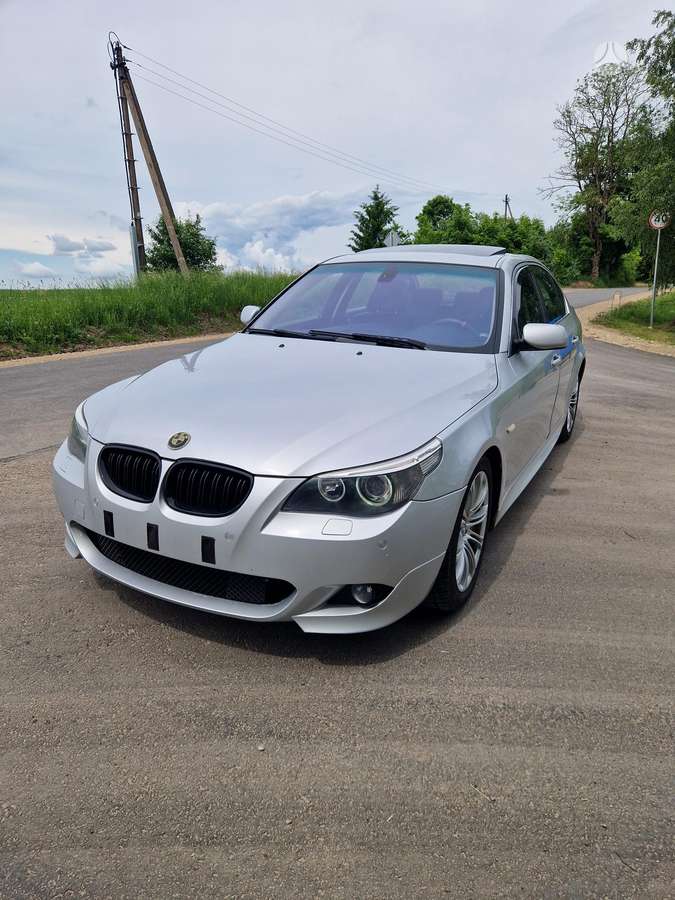 BMW 520, Седан