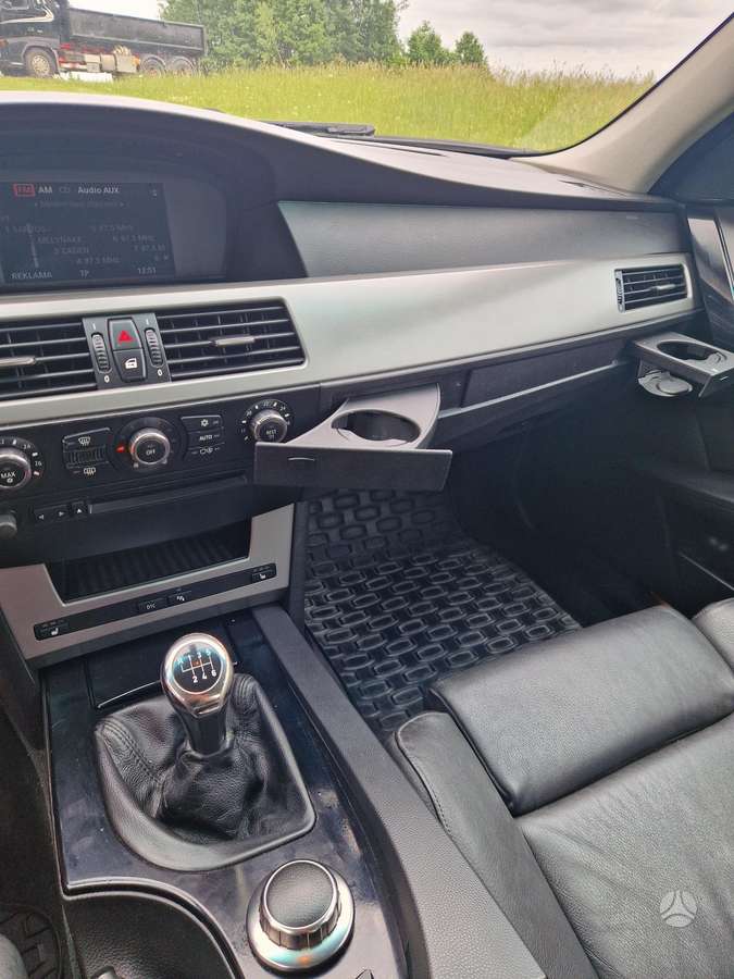 BMW 520, saloon / sedan