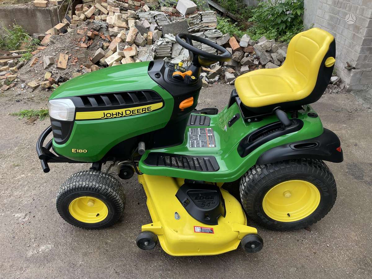 John Deere E180, sodo traktoriai