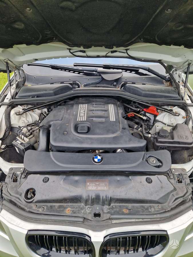BMW 520, saloon / sedan
