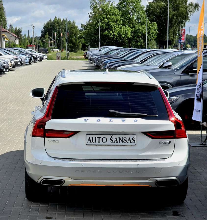 Volvo V90 Cross Country - 10