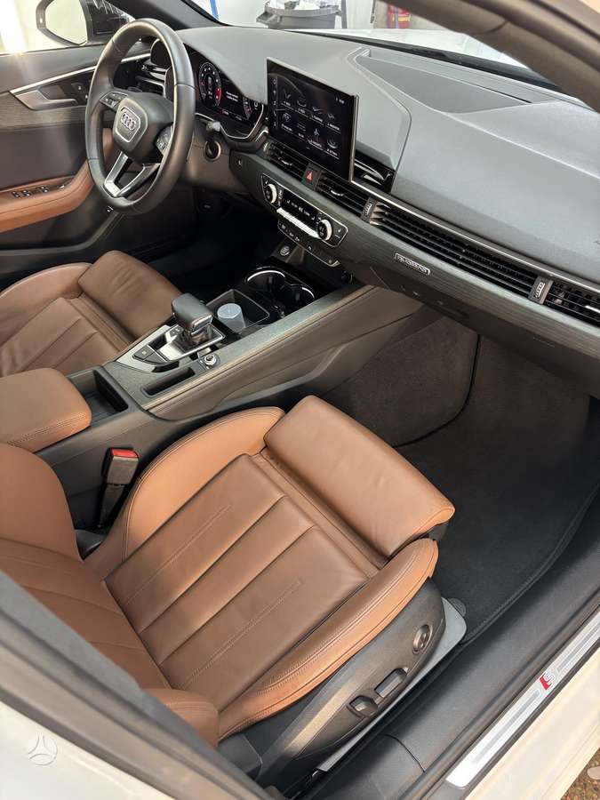 Audi A4, 2.0 l., Седан