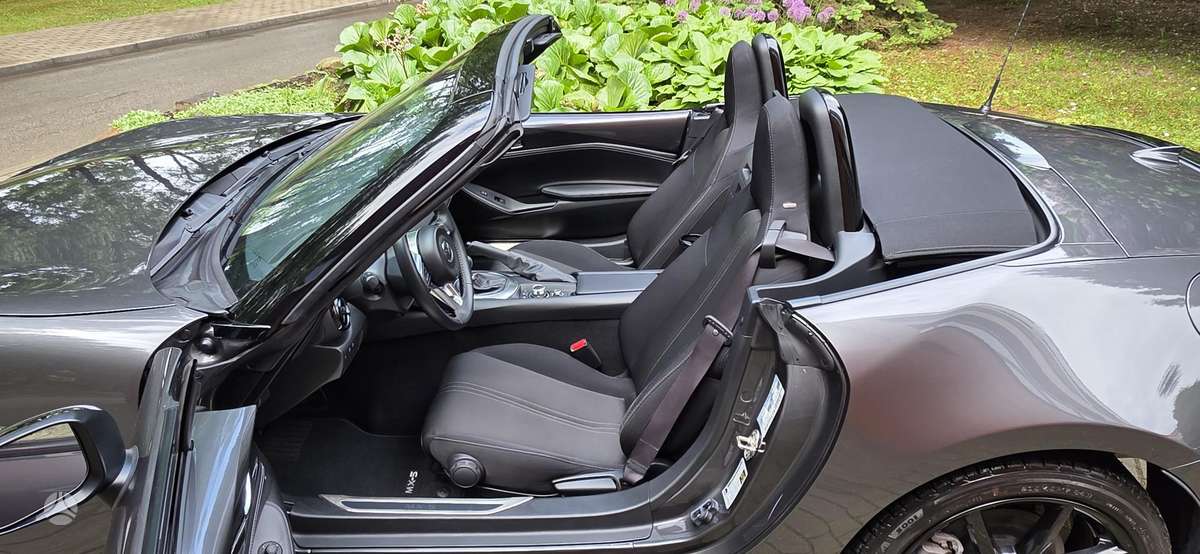 Mazda MX-5, 2.0 l., convertible