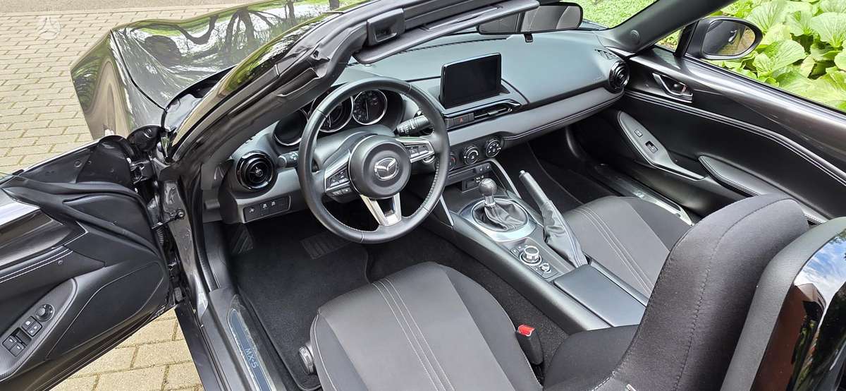 Mazda MX-5, 2.0 l., convertible