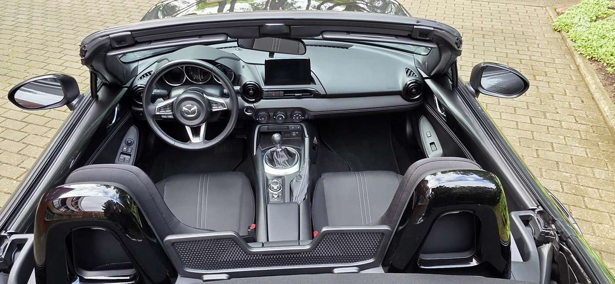 Mazda MX-5, 2.0 l., convertible