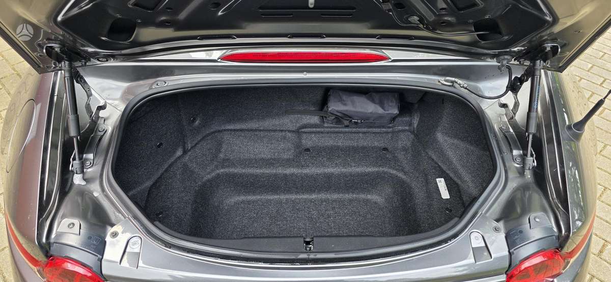 Mazda MX-5, 2.0 l., convertible