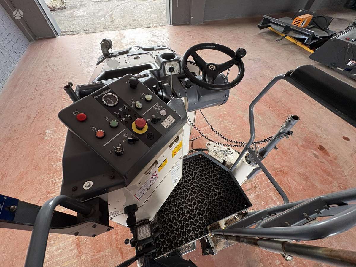 Wirtgen W35, paving machinery