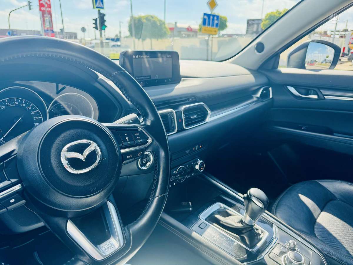 Mazda CX-5, 2.2 l., off-road / crossover