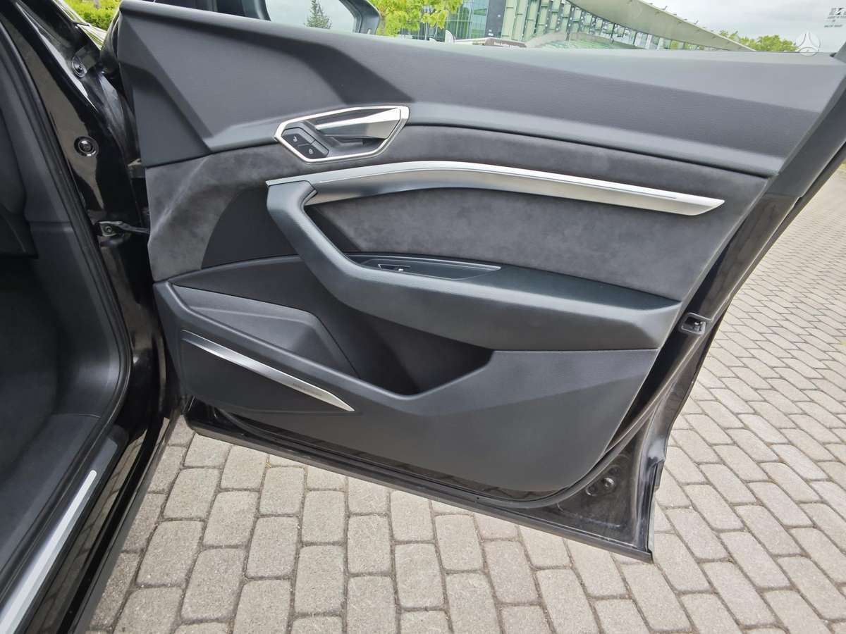 Audi e-tron, 95 kWh, off-road / crossover